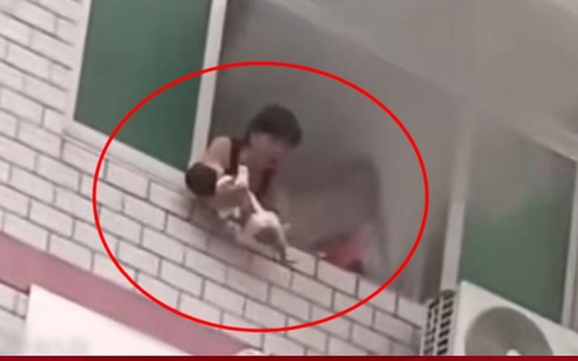 Khoảnh khắc kinh hoàng người mẹ buộc phải ném con mới sinh từ tầng 4 xuống để cứu con