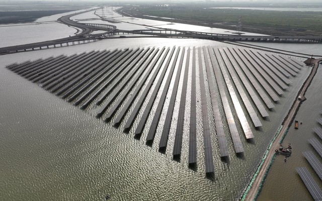 Nhà máy điện có '1-0-2' của Trung Quốc chính thức vận hành: Vừa tạo ra cả tỷ kWh điện vừa sản xuất muối và nuôi tôm, rộng bằng 1.800 sân bóng đá
