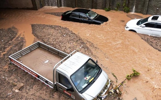 "Nước đổ như thác" ở Trung Quốc: Bão lũ kinh hoàng, xe tải chìm trong bùn