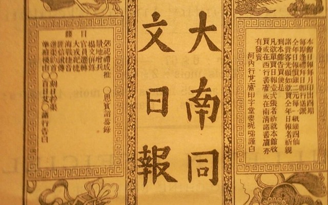 Vua triều Nguyễn đọc báo
