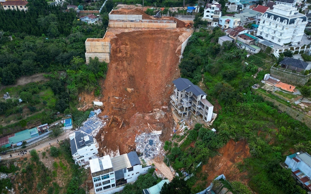 Toàn cảnh khu vực sạt lở kinh hoàng ở Đà Lạt khiến 2 người chết, một ngôi nhà đổ sập hoàn toàn