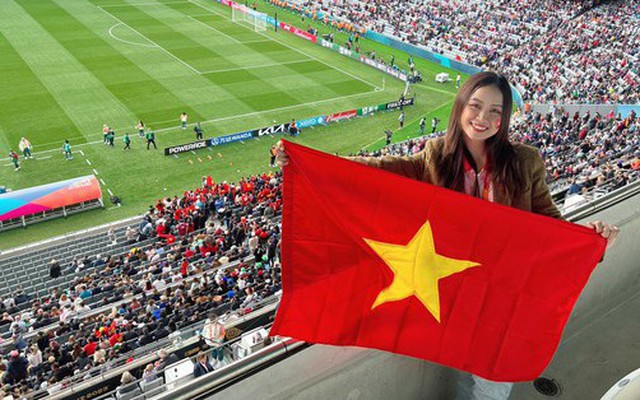 PV xinh đẹp theo chân tuyển Việt Nam: Tôi mong được ăn mừng tuyển ghi bàn!