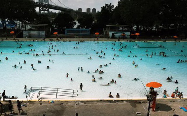 Vì sao Mỹ đóng cửa hàng loạt bể bơi công cộng trong bối cảnh nắng nóng cực điểm?