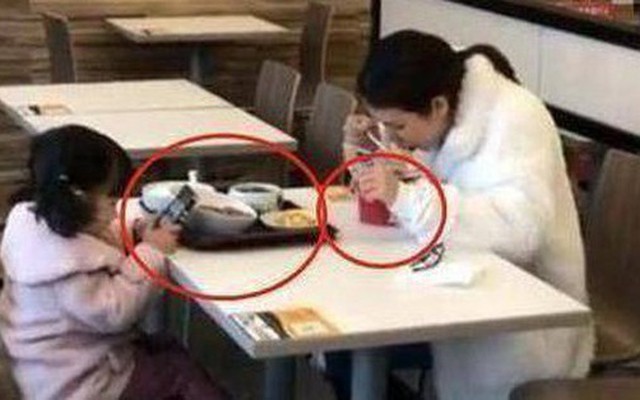 Bức ảnh chụp lén 2 mẹ con ở nhà hàng ăn vô tình gây tranh luận: Tưởng chiều con thực ra hại con!
