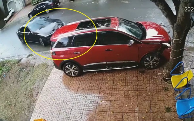 Xế hộp Peugeot bị tông nát vô cớ trước cửa nhà, camera 2 phút bóc lý do