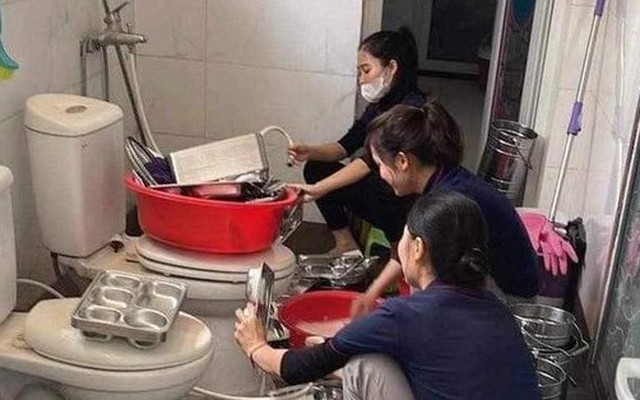 Thực hư chuyện trường mầm non ở Nghệ An rửa khay ăn của trẻ bên bồn cầu