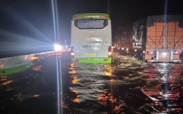 Cao tốc Dầu Giây – Phan Thiết ngập khoảng 0,7m, xe phải lưu thông qua quốc lộ