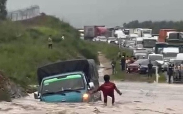 Ô tô ngập nửa thân, kẹt xe kéo dài trên cao tốc Phan Thiết - Dầu Giây