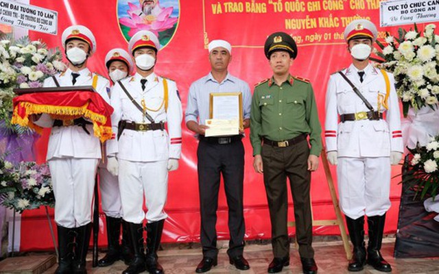 Trao Bằng Tổ quốc ghi công và Quyết định thăng quân hàm cho 3 CSGT hy sinh trong vụ sạt lở đèo Bảo Lộc