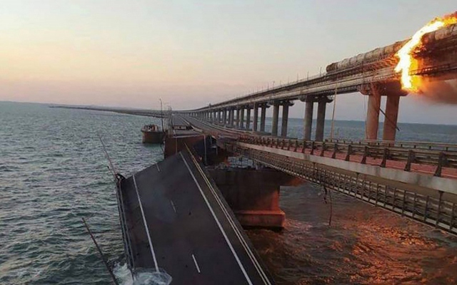 Vì sao Ukraine liên tiếp tấn công các cây cầu huyết mạch tại Crimea?
