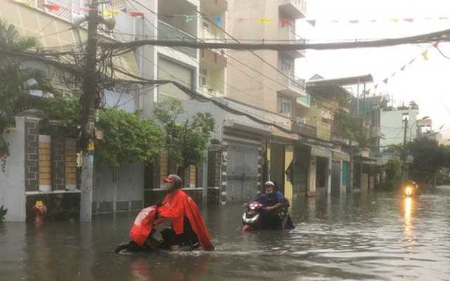 Nhiều tuyến đường TPHCM hóa sông sau mưa lớn, người dân vật vã chạy ngập