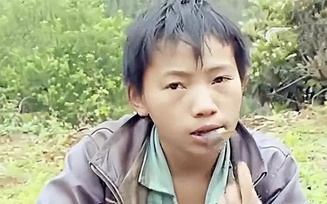 Cậu bé mồ côi 6 năm trời bị bỏ lại một mình giữa rừng hoang, giờ ra sao?