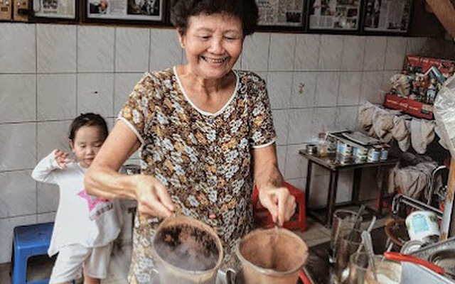 Có gì trong quán cafe vợt 73 năm nổi tiếng nhất Sài Gòn, khách kìn kìn tới xếp hàng mỗi sáng?