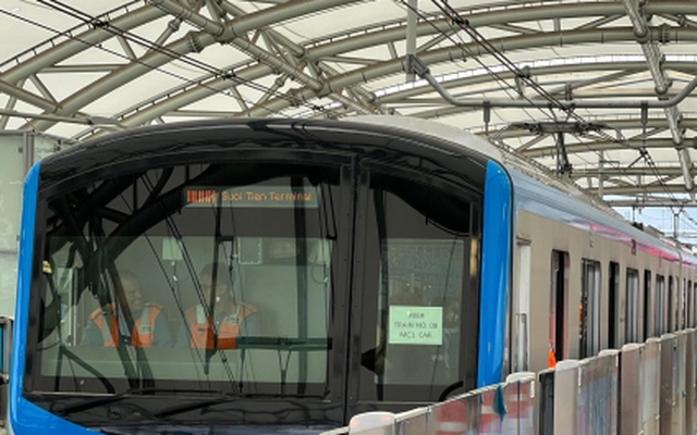 Tàu Metro số 1 ở TP.HCM lần đầu chạy thử toàn tuyến
