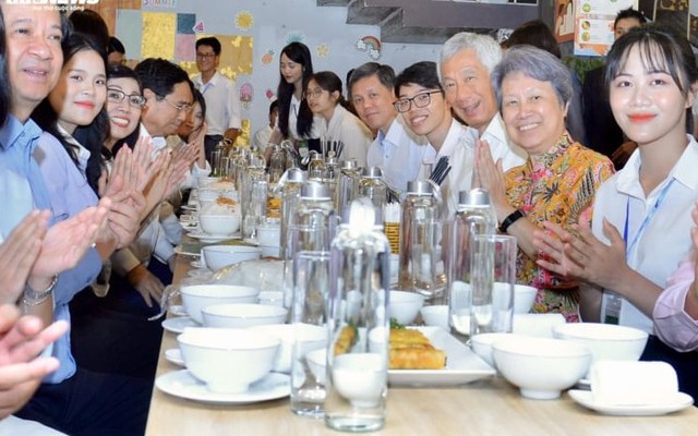 Thủ tướng Việt Nam-Singapore ăn trưa ở căng tin với sinh viên Đại học Quốc gia