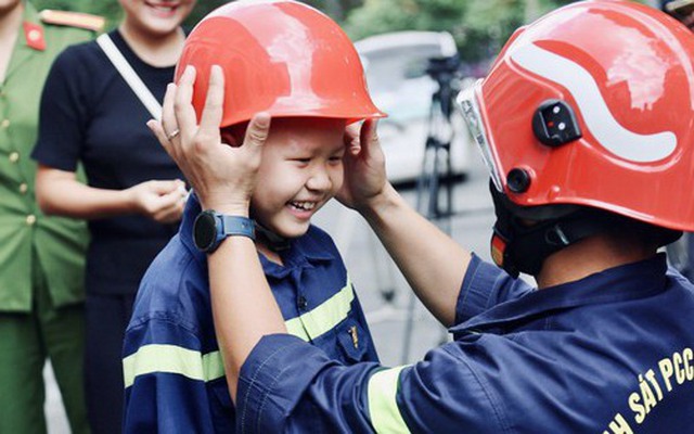 Cảnh sát chữa cháy thực hiện ước mơ cho em bé 7 tuổi mắc ung thư máu