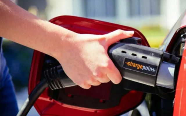 Sạc ô tô điện tốn tiền hơn đổ xăng