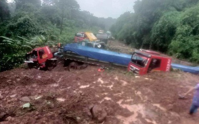 Một tài xế xe đầu kéo Việt Nam tử vong trong vụ sạt lở đất tại Lào