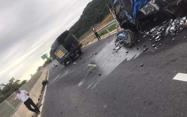 Thay lốp ôtô trên cao tốc, tài xế và thợ sửa bị tông thương vong