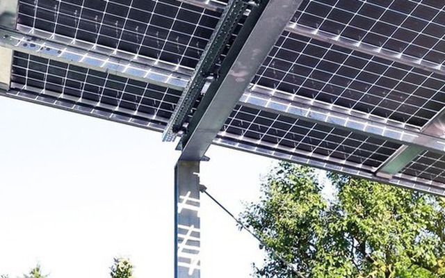 Các nhà khoa học sáng chế ra pin mặt trời hai mặt sử dụng siêu vật liệu perovskite