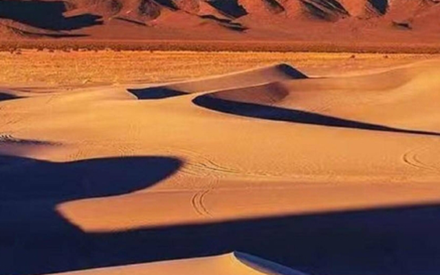Có gì dưới lớp cát dày của sa mạc Sahara?