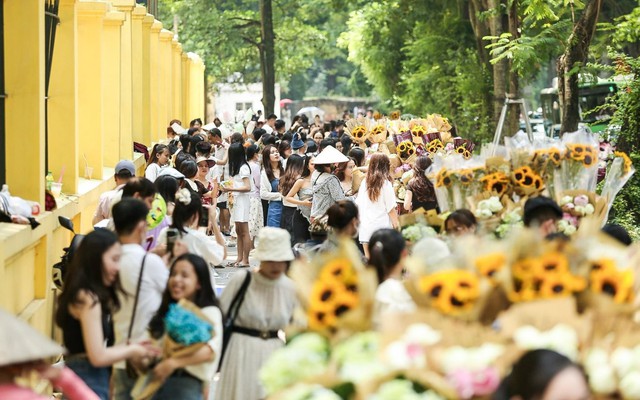 Phố trung tâm Hà Nội, Công viên Thủ Lệ đông nghẹt người đến vui chơi, chụp ảnh
