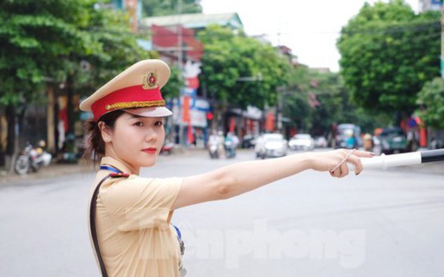 Nhan sắc vạn người mê của những nữ cảnh sát phân luồng giao thông giờ cao điểm ở Yên Bái