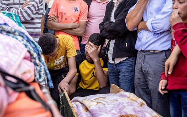 Động đất tại Maroc khiến 2.000 người chết: Khung cảnh tang thương bao trùm, gia đình khóc nghẹn trước thi thể người thân