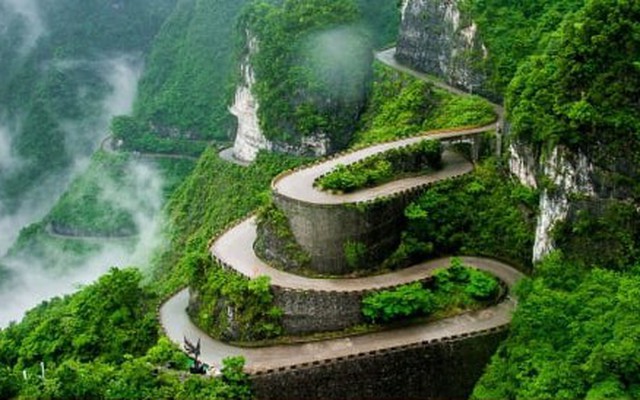 Cung đường 99 khúc cua hiểm trở dẫn lên cổng trời nổi tiếng nhất Trung Quốc