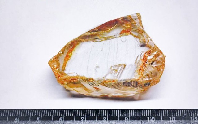 Đào được viên kim cương khổng lồ 390 carat