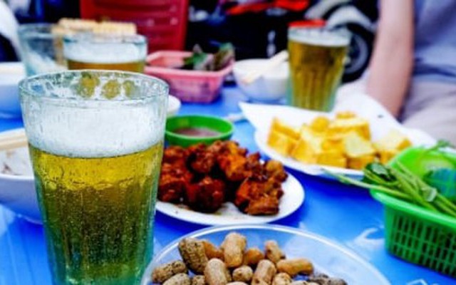 Bia hơi phải uống bằng cốc ‘cóc gặm’, nhiều người Hà Nội đang quá bảo thủ?