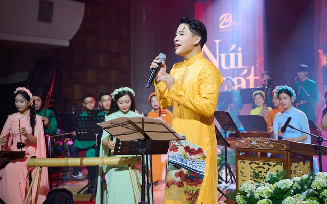 Ca sĩ Trần Tùng Anh: "Hát buổi sáng với ca sĩ là cực hình"