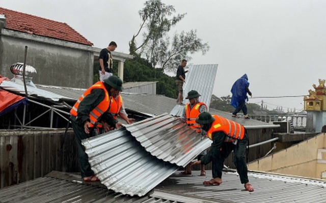 Áp thấp nhiệt đới làm hàng chục ngôi nhà ở Huế tốc mái, 3 người bị thương