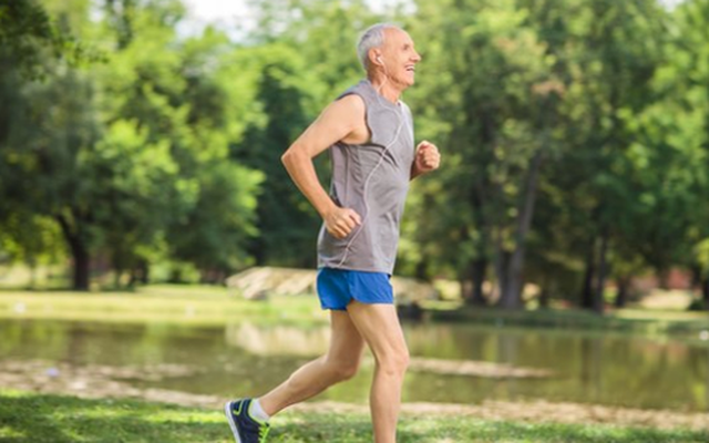 Người đàn ông 60 tuổi chạy bộ 30 phút mỗi ngày: Sau 1 năm cơ thể có 3 thay đổi chưa từng thấy