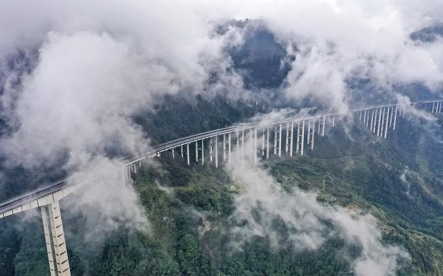 “Thiên lộ trên mây” tốn hơn 80.000 tỷ đồng ở Trung Quốc: Dài 240km, mất 5 năm để xây dựng, tựa rồng uốn lượn qua núi