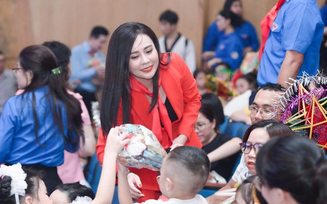 Hoa hậu Phan Kim Oanh và top 5 Mrs Grand Vietnam trao quà trung thu cho các em nhỏ tại Hà Nội