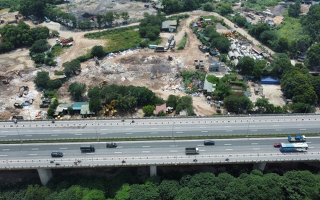 Bãi phế thải xây dựng "khổng lồ" trên đất bãi sông Hồng hoạt động mùa mưa bão