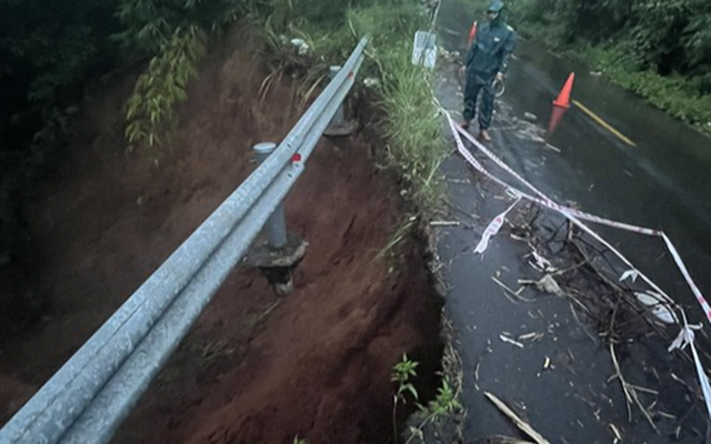 Đường huyết mạch Bình Phước - Lâm Đồng bị "ngoạm", cống trôi xuống vực
