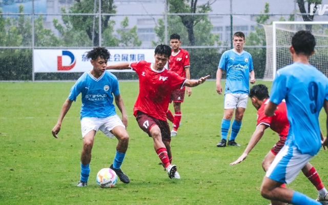 HLV Trung Quốc thở dài khi chứng kiến đội bóng U16 của Việt Nam đánh bại cả Man City lẫn Porto
