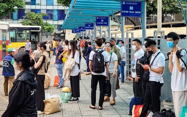 Hà Nội: Bến xe khách nhộn nhịp, người dân lỉnh kỉnh hành lý trở lại sau kì nghỉ lễ 2/9