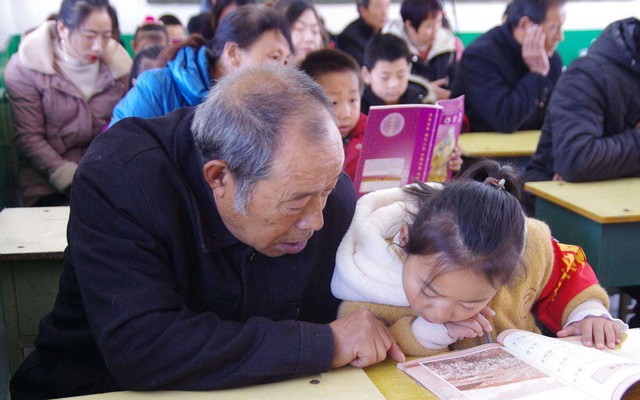Bài Toán "mèo con và cá nhỏ" khiến phụ huynh xoắn não, ông nội phải "cầu cứu" Phòng giáo dục