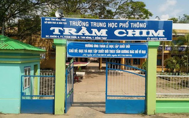 Đang đọc diễn văn năm học mới, thầy hiệu trưởng bất ngờ bị đột quỵ