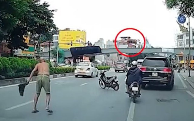 Khởi tố kẻ phi dao trúng ô tô giữa phố Hà Nội