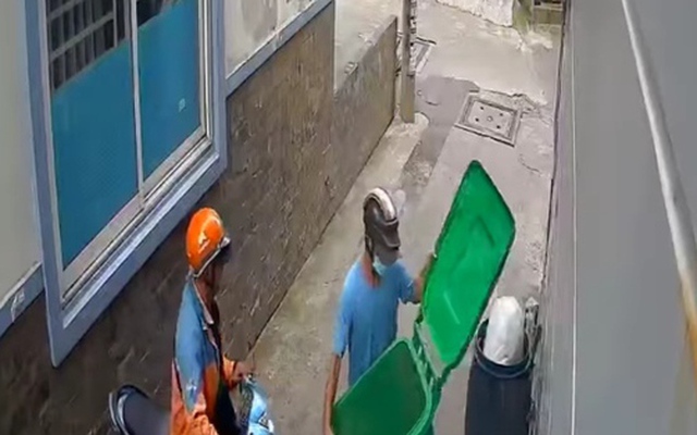 Clip 2 phút 4 giây ghi lại cảnh 2 thanh niên... trộm thùng rác!