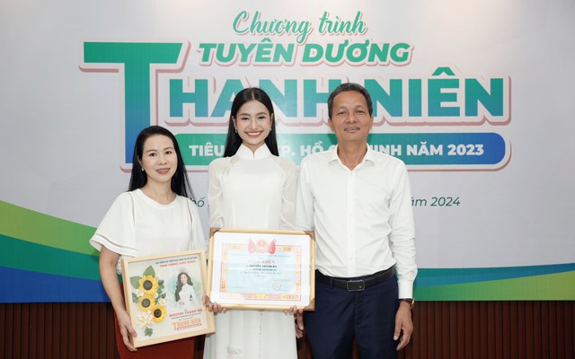 Hoa hậu Nguyễn Thanh Hà vinh dự nhận bằng khen Thanh niên tiêu biểu TP.HCM 2023

