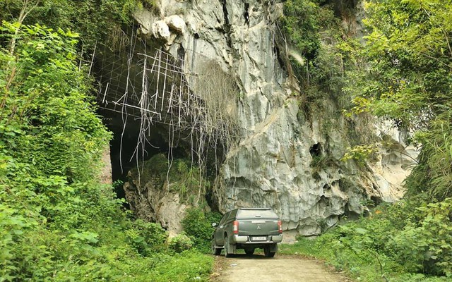 Hang động trong núi ở nơi cách Hà Nội hơn 100km, du khách nhận xét tới đây "ngỡ như đi xuống địa ngục"