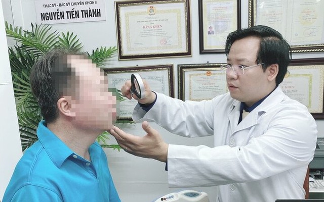 Suýt mù mắt vì dùng đậu xanh giã nát đắp mặt trị zona