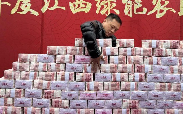 Cảnh phát thưởng cuối năm hoành tráng ở nông thôn Trung Quốc: Nông dân toàn nhận tiền tỷ, "núi tiền" ai thấy cũng ham