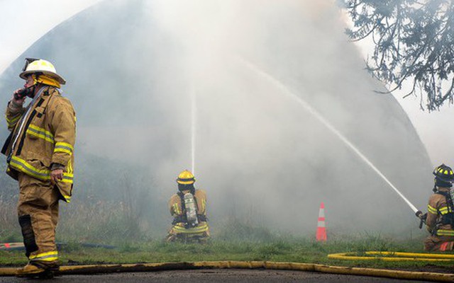 Hoạt động bí mật của lính cứu hỏa: Tại sao họ phun nước vào tường?