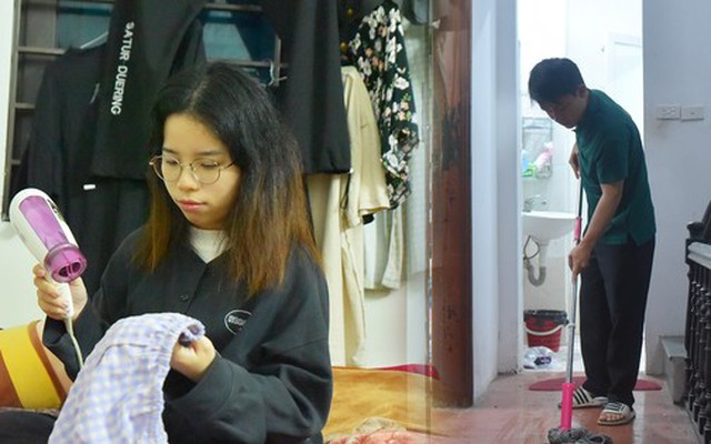Thời tiết nồm ẩm, người Hà Nội lấy máy sấy tóc làm khô quần áo